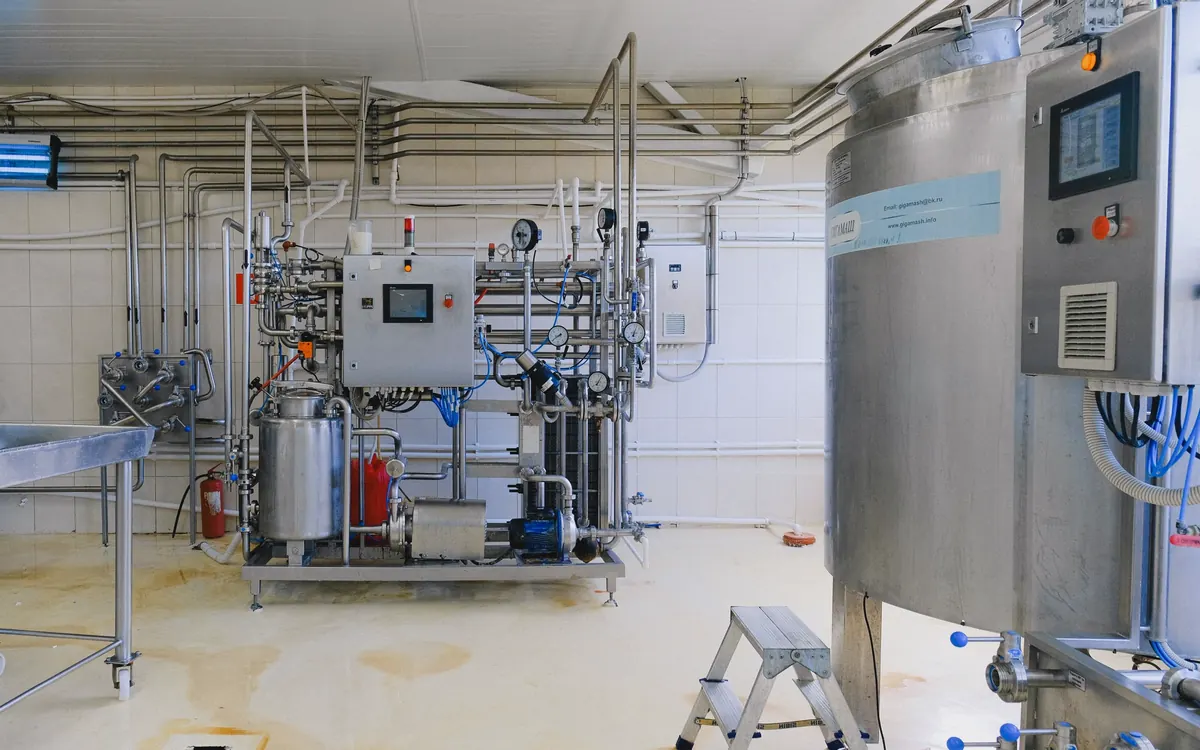 RVS-installaties en leidingen in een moderne voedselproductieruimte