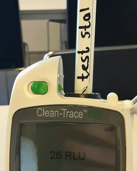 ATP-meter met swab en een meetuitslag in RLU op het display